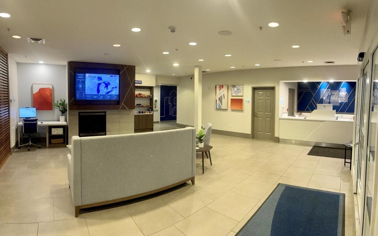 Holiday Inn Express & Suites Marquette By Ihg Kültér fotó